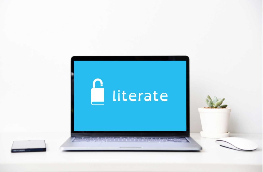 Laptop med Literate logo på skjermen